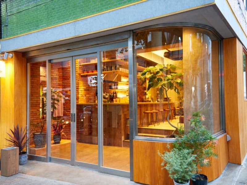 【池尻大橋駅徒歩3分】ガラス張りの外観が目を引くスタイリッシュな店舗。朝7時～23時までオープンしているカジュアルバル。