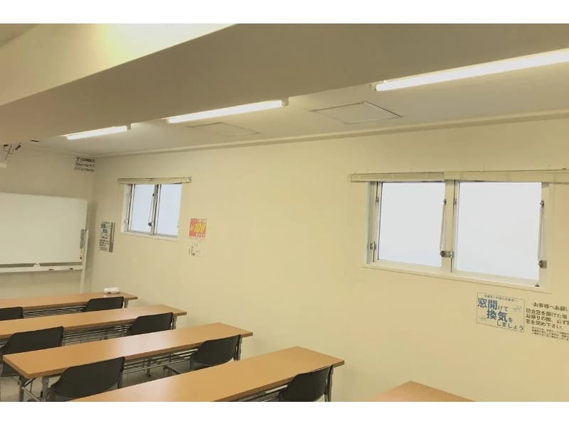 ホワイトボードも常設・無料貸し出しとなります。
換気窓有り。