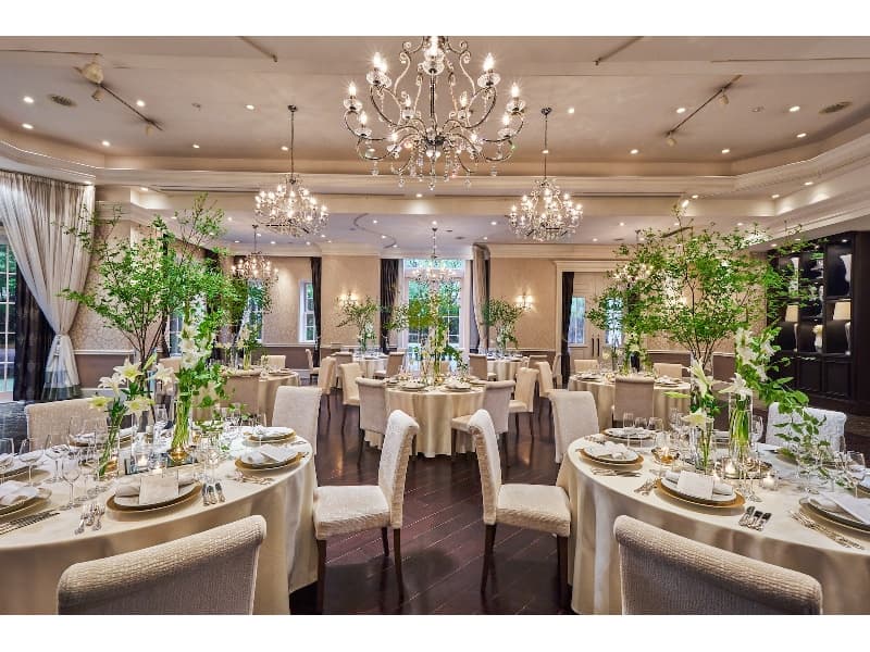 【最大120名様までご利用可能な大型宴会場】
結婚式場ならではの華やかな会場でゲストをおもてなし致します。
会場には、ワイヤレスマイク･スクリーン、プロジェクターのご利用も可能。お客様のニーズにお答えいたします!