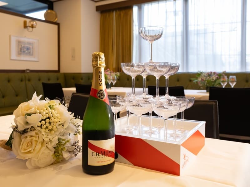 シャンパンタワーのご用意も可能です。
人数やご予算に応じて、シャンパン以外のお飲み物での演出もご相談いただけます。

ブルー系のドリンクなど、見た目にも華やかなアレンジも人気で、
写真や動画にも映える特別なワンシーンを演出いたします。