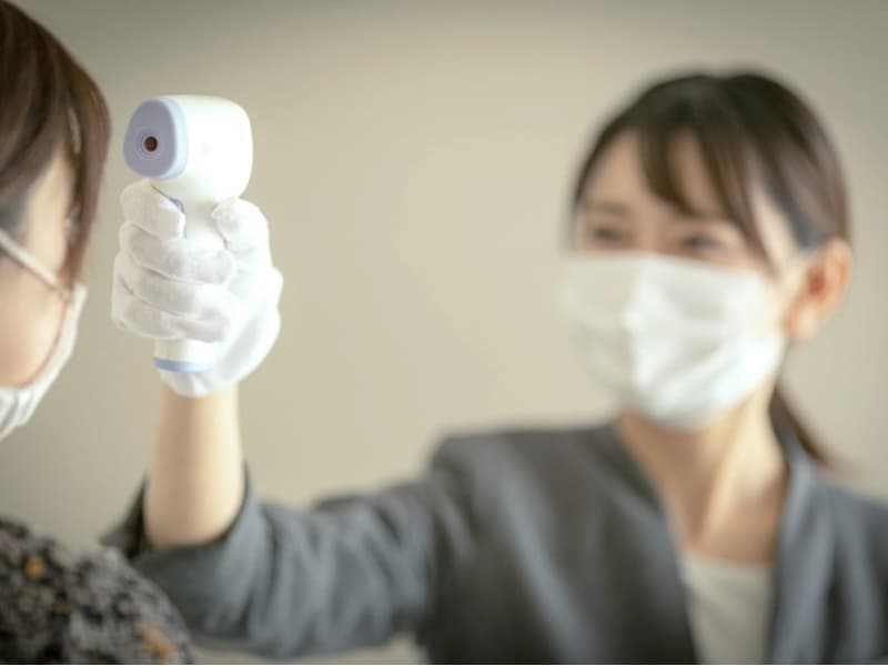 【感染防止対策①】
全スタッフは、検温、手洗い及び消毒の実施、出退勤時･業務中のマスク着用、感染リスクが高い場所への訪問を禁止し、また、新型コロナウイルス接触確認アプリ（COCOA) のダウンロード、自治体が導入している通知サービスの活用を推奨しております。
