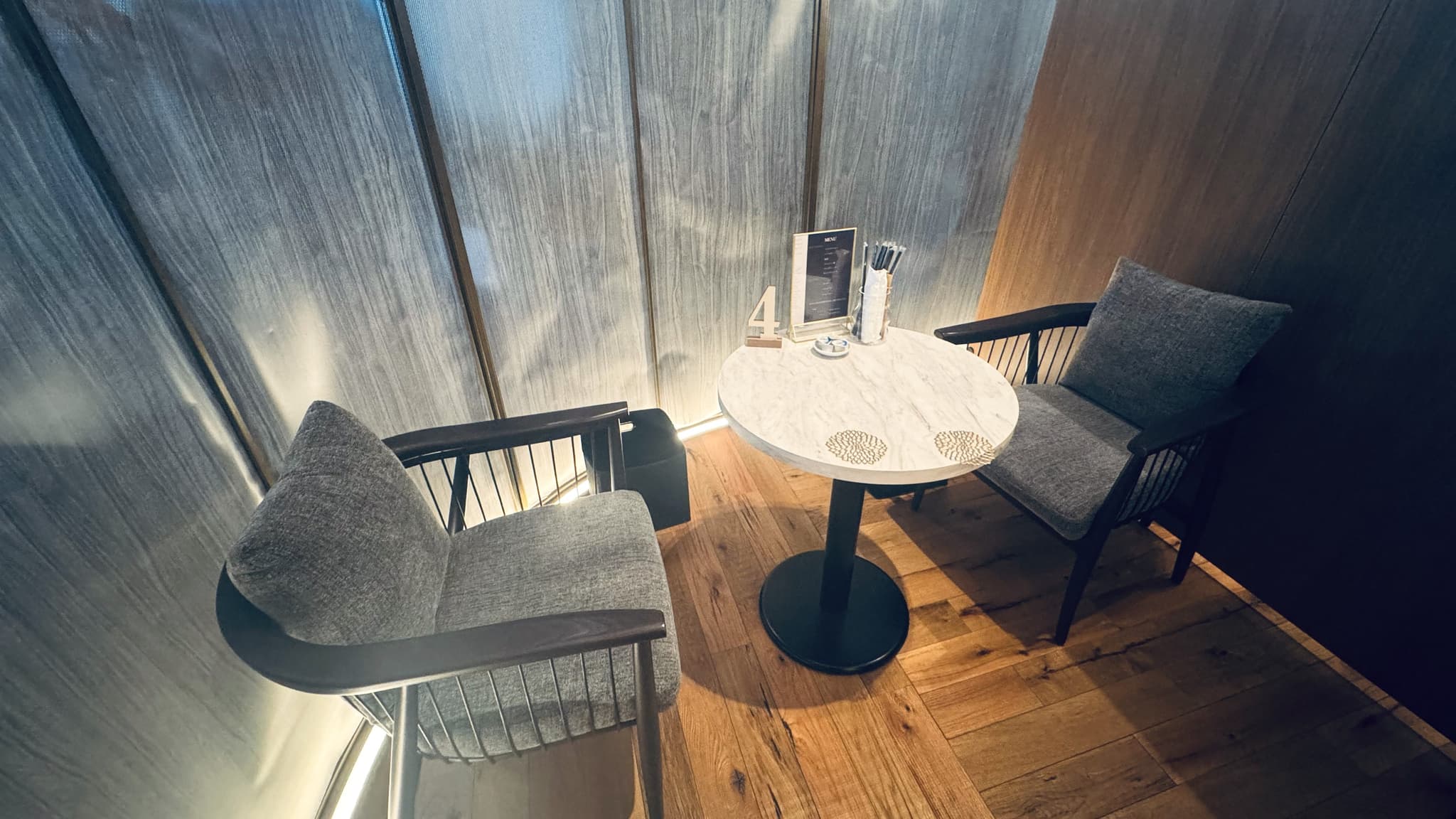 メインフロア_X PLACE cafe lounge<歌舞伎町タワー5階>