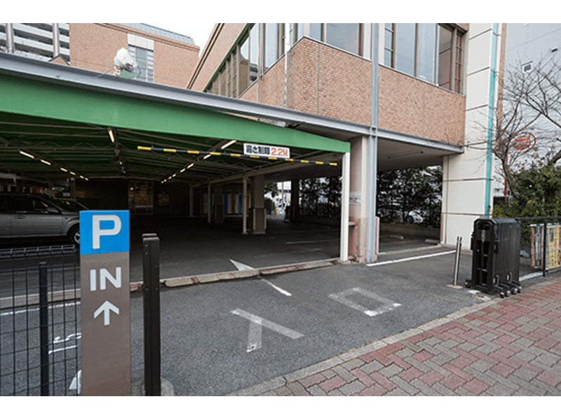 店舗敷地内および、近隣に専用駐車場(店舗東側)を約50台ご用意しております。
