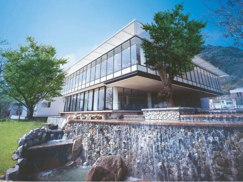 空・水・緑につつまれた360度ビューのロケーション。非日常感あふれるエントランスから始まるおもてなし。

