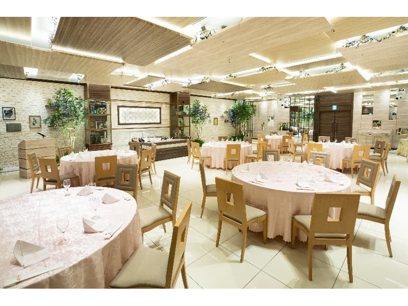 【ラプソディ】
面積：218m²
立食：100名、着席：90名
スクール：100名、シアター：180名
