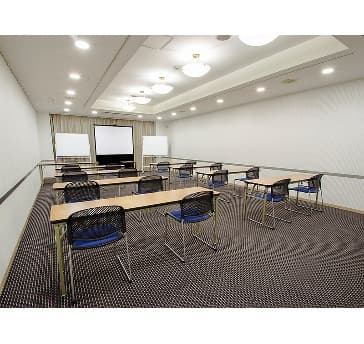 最大シアター型で８０名収容可能です。

お客様の用途に合わせてレイアウトさせていただきます。

「会議・研修・セミナー・展示会・パーティー等」、様々なニーズに合わせてご利用いただけます。