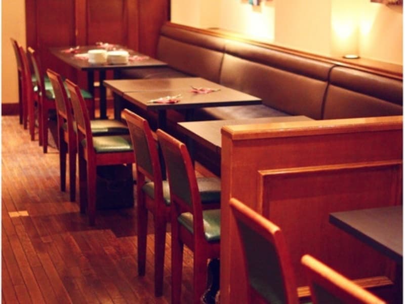 時を忘れてホッと一息つける、そんな落ち着いた雰囲気で居心地の良い店内。大事なお客様と、久しぶりにお会いするご友人と、大切なご家族と、新しい出会いの機会に。様々なシチュエーションで、お使いいただければ幸いです。