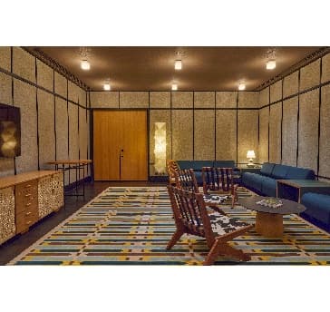 ベルビューの隣に位置し、VIPのエスコートも容易で控室としてのご利用にぴったりです。備え付けの家具もあり、お好みに合わせて移動可能。