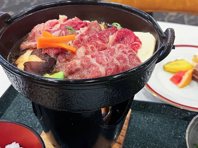 「ディナー」
地産地消の食材を使用した、バラエティ豊富なメニューをご用意しております。
コース料理からアラカルト、郷土料理をお召上がりいただける他にも、山形県産のお酒・ワイン・地ビールもお楽しみいただけます。