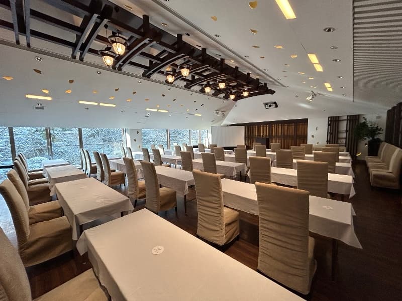 宴会場　桜

シアター：80名
スクール：60名