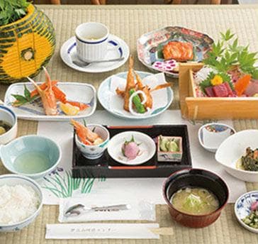 当研修センターでは、専属の料理長が旬の味覚を大切にしてお食事を手作りしております。精進料理、創作料理を得意とする料理長の味をご堪能ください。
