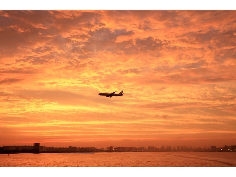 羽田空港沖ではタイミング次第で飛行機を間近に見るチャンスがあります！