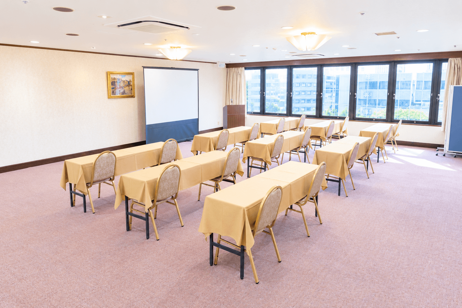 大小5つの会場をご要望のお人数に最適な会場をご提案いたします