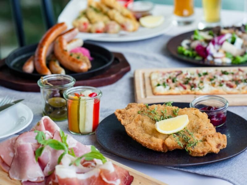 ドイツといえば「ビールとソーセージ」！ドイツビールとともに、自慢のドイツソーセージ全種類が食べ放題のコースや、クラフトビール全種類が飲み放題のコースをご用意しています。シュマッツの人気メニューを存分に楽しめる満足度の高いコースや、貸切パーティープランも充実しています。