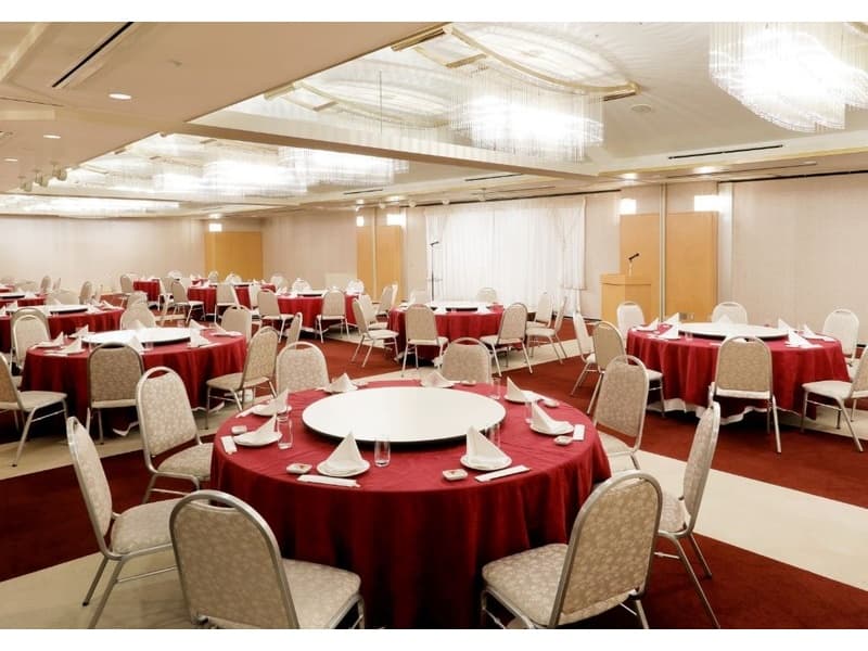 アークホール
アークシティホテル最大の宴会場「アークホール」は、着席会食スタイルで180名様までご利用いただけます。
また、人数に合わせて分割して会場をご用意することも可能です。