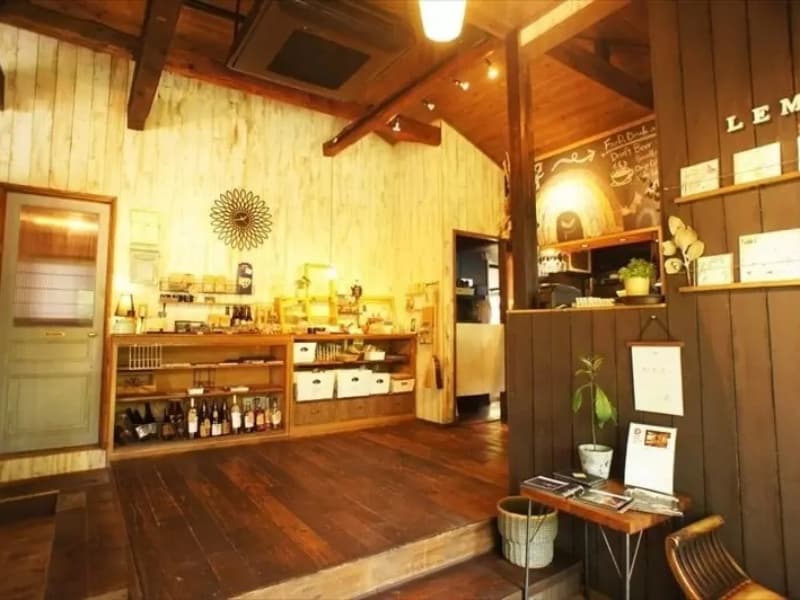 お洒落で歴史を感じる店内
47席(屋内27席 / ウッドデッキ20席)
着席時 ：30人　立食時 ：40人