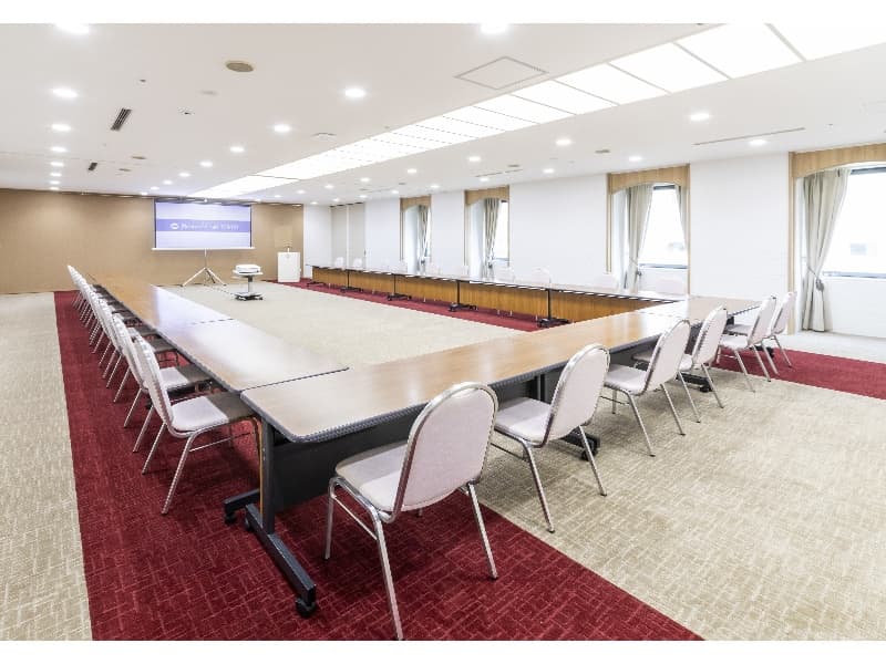 【結(コの字形式)】
127㎡の広さを活かし、セミナーや会議、立食パーティや展示会など様々なスタイルに対応可能です。天井にはモダンな照明が施され、空間全体に明るさと開放感をもたらします。