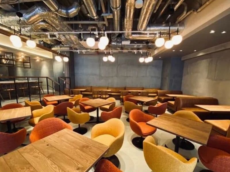 前方からの全体写真【着席80名/半立食130名】
