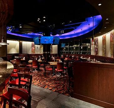 大型パーティーは広々としたメインフロアで５０名様から貸切OK! おしゃれなバーカウンターでドリンクドリンクオーダーも！