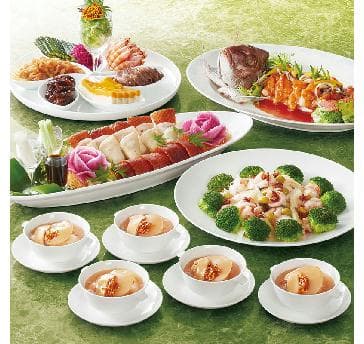 厳選された旬の食材。その旨味を最大限に引き出す丁寧な仕込みと、こだわりの製法で仕上げた東天紅の料理。化学調味料を一切使用せず、お子様から年配の方まで皆様に気に入っていただける美味しさにしております。