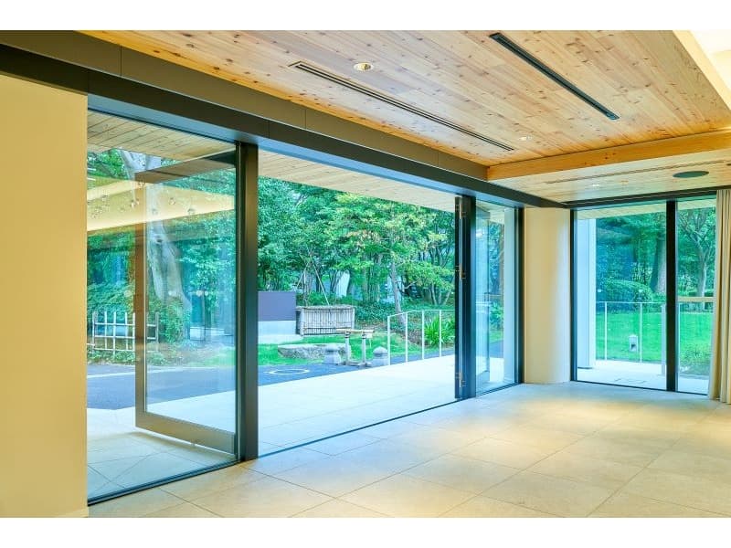 1F『神楽/かぐら』
会場にいながら四季折々の表情を楽しめる1万坪の日本庭園と一体となった美空間。
都会の喧騒を忘れごゆっくりお寛ぎいただけます。
『玉響/たまゆら』とあわせて1フロア貸し切りも可能。
正餐：63名　立食：70名
スクール：72名　シアター：100名