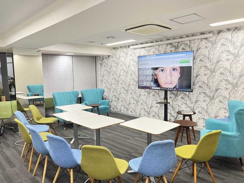 【最大30名】SpaceB
15名着席/オフサイトMTG・研修・イベント・懇親会・研修に最適/飲食OK/オシャレ＆カジュアルな雰囲気でリーズナブルなのが好評。