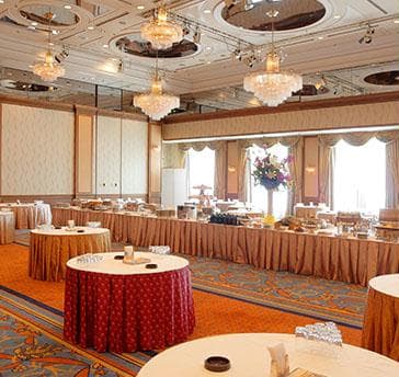 立食スタイル／最大600名まで収容可能な705㎡の宴会場では、大規模なパーティーや講演会などが可能です。