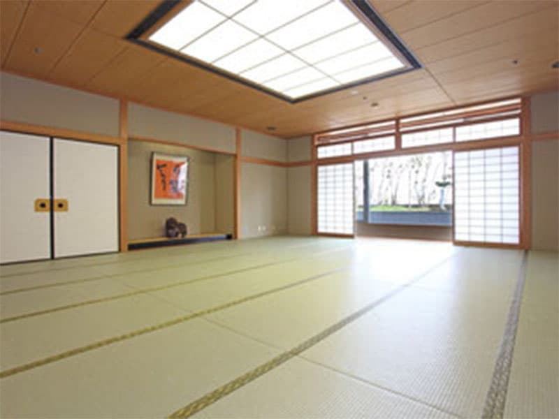 ●牡丹の間　和室28畳　お祝い事やご法要などの会食に最適な空間