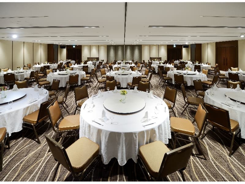 【中宴会場】
150名様前後の会場をご用意。歓送迎会、忘新年会、祝賀会、懇親会会場としてのご利用が多い会場です。パテーションで2分割し、80名様位の会場としてもご案内可能です。