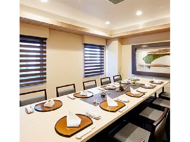 改まったお食事に最適！8名様用個室を4室ご用意しています。祝席・法要承ります。