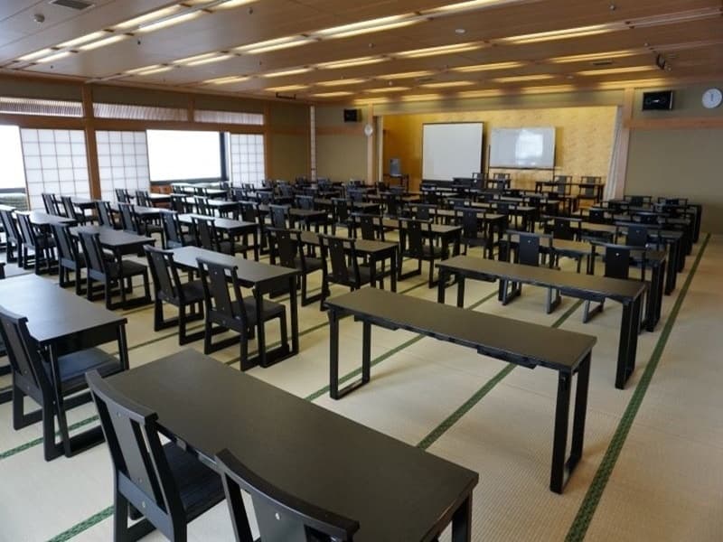 【大広間】
98畳　分割可
宴会場のほか　椅子テーブル式で教室スタイルも可能
３：２の分割も可能
