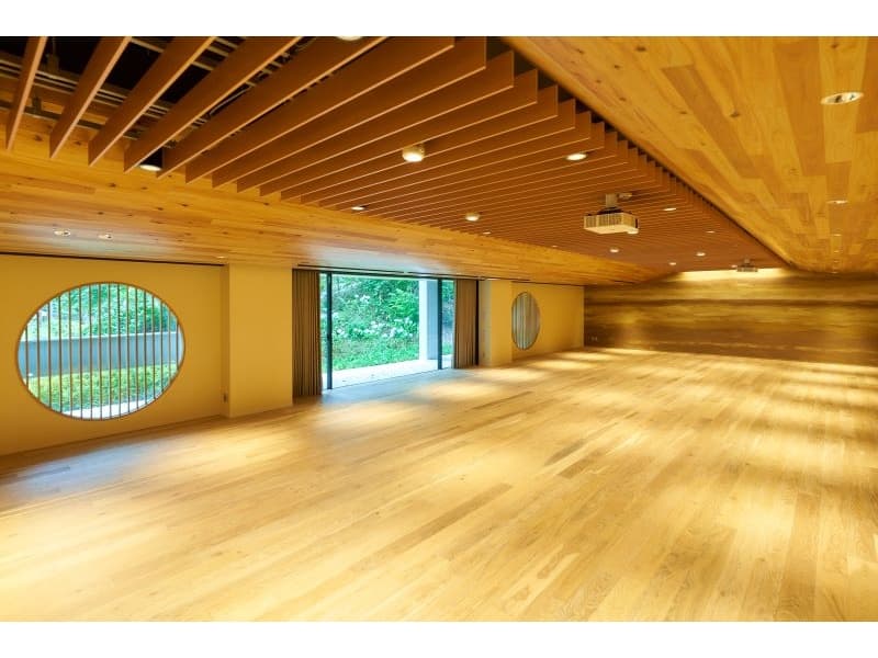 1F『玉響/たまゆら』
日本庭園を愉しむ心静まる空間。木漏れ日をイメージした落ち着く照明。ご縁を大切にする場所として、丸や円がモチーフとなっています。
『神楽/かぐら』とあわせて1フロア貸し切りも。
正餐：84名　立食：90名
スクール：84名　シアター：120名