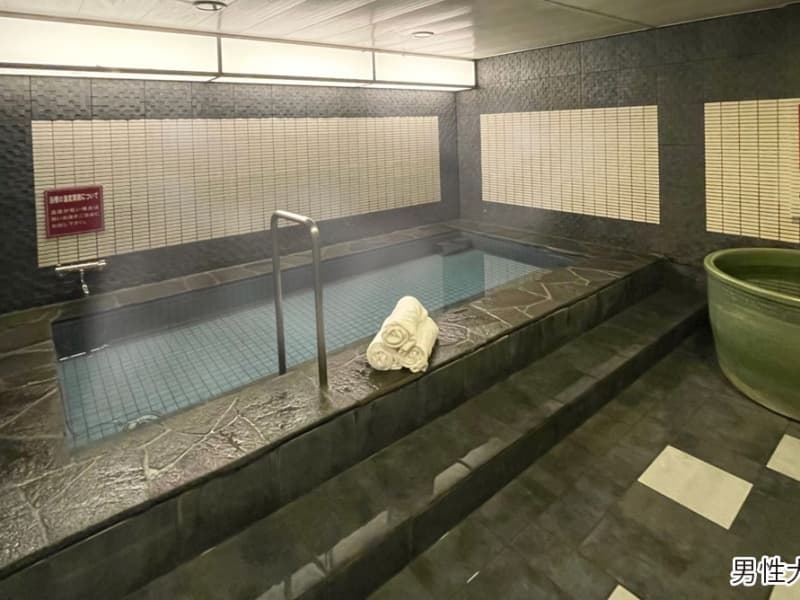 「男性大浴場」
当ホテルでは男女別の浴場をご用意しております。
お部屋に備え付けのバスでは疲れが取れないという方は、足を伸ばしてゆっくり寛げる大浴場をご利用下さい。