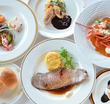 お客様とともに育んできたアラスカの味！
独自の調理・味付でお客様のニーズに応え続け生まれた"アラスカ風"
世代を超えて愛されるビーフカレー、
リクエストから生まれたオニオングラタンスープは絶品です。

