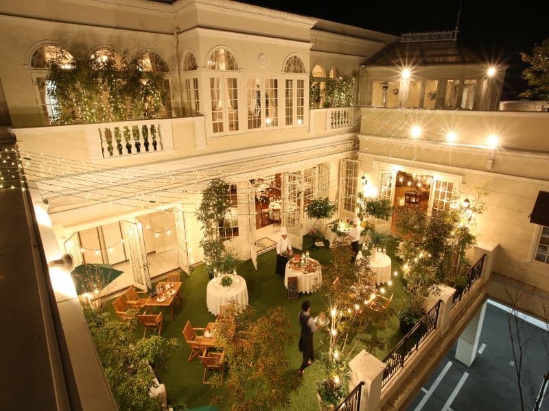 ガーデンは、昼夜問わず使用が可能。雨天時には可動式の屋根も出るので安心です。

会場：コートヤードテラス