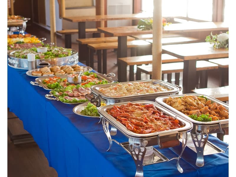 船内を華やかに彩るパーティーお料理をお客様が乗船される前にセット致します。パーティー開始時間にあわせ温かいお料理を準備しますのでアツアツなお料理を召し上がりいただけます。