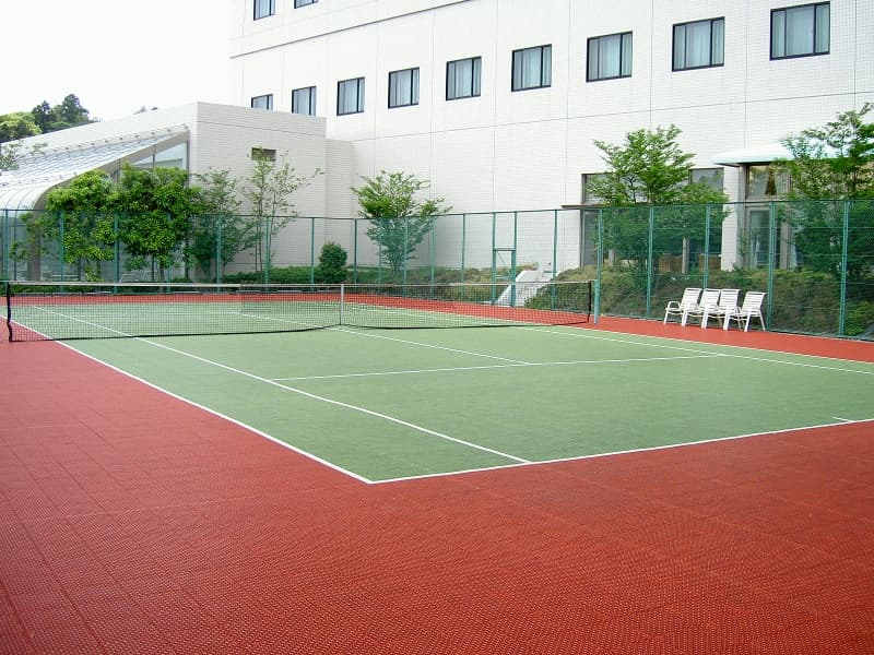 テニスコート営業時間：13:00～日没
場所：南館 地下1Fリフレッシュコーナー前
料金：テニスコート 2,200円/1時間（税込）
ラケットレンタル 550円/1本（税込）
※ボールは無料です。
※予約制