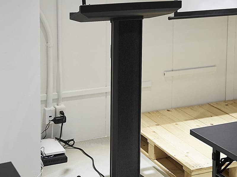 マイク付き司会台
幅(奥):61.5cm
幅(手前):52cm
奥行:37cm
高さ(奥):120cm
高さ(奥):107cm
マイク付き司会台にピンジャック接続で音楽等の再生可