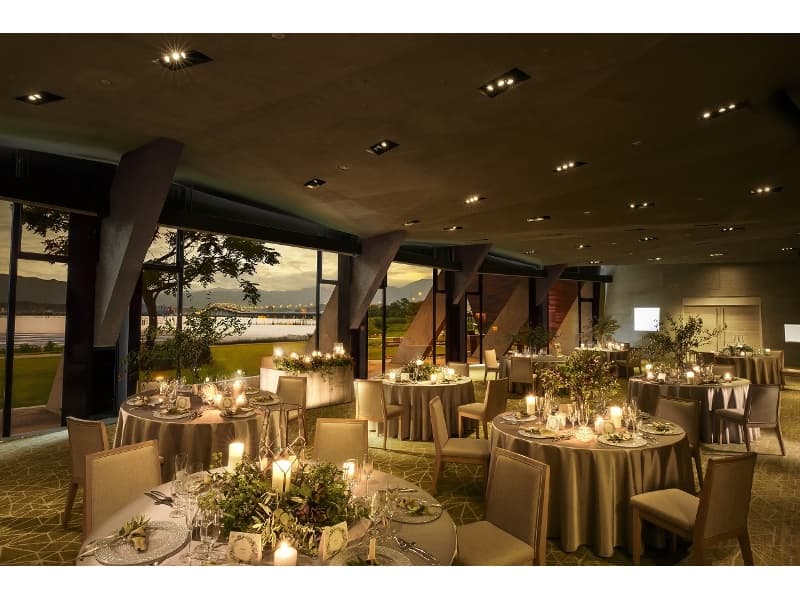 【会場：BANQUET】
夕方～夜にかけて沈む夕日とライトアップされる空間が特別な時間を演出します。