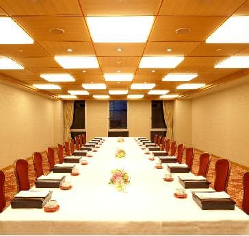 【小宴会場（梅・松・桜）】
窓から自然光が差し込む落ち着いた雰囲気の会場です。少人数の会議や分科会、控室、事務局など、さまざまな用途にご利用いただけます。
ロの字スタイル30名／着席コース40名／スクール40名
