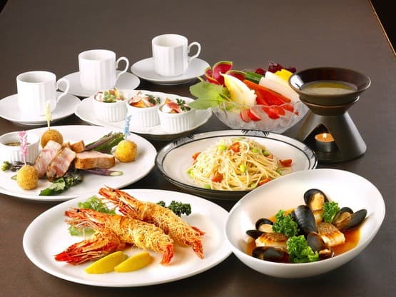 彩り豊かな大皿料理が並ぶ、華やかなパーティーを演出する特別メニュー。