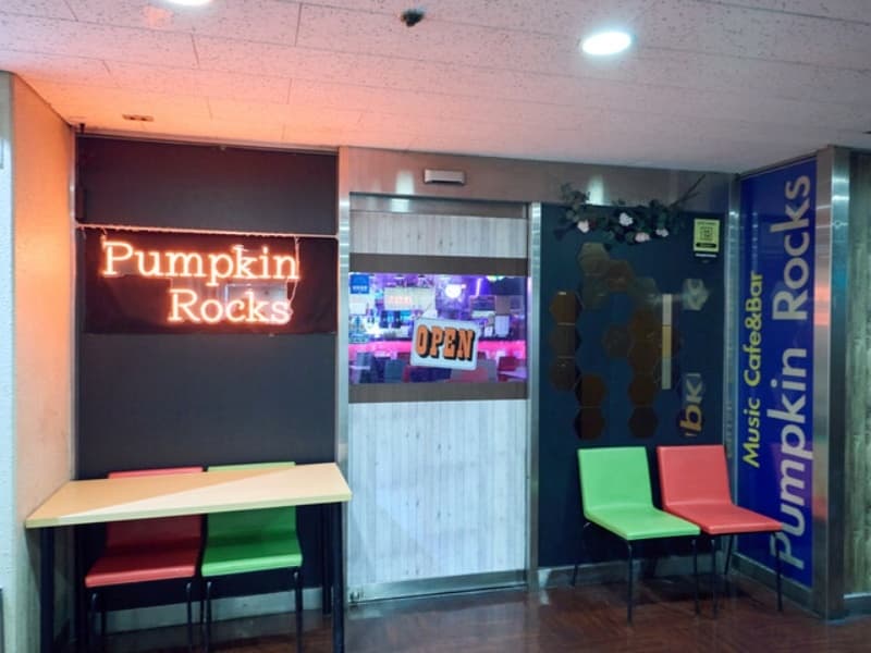 【入口】
入り口前、会場内手前にも受付台をご用意しております。
