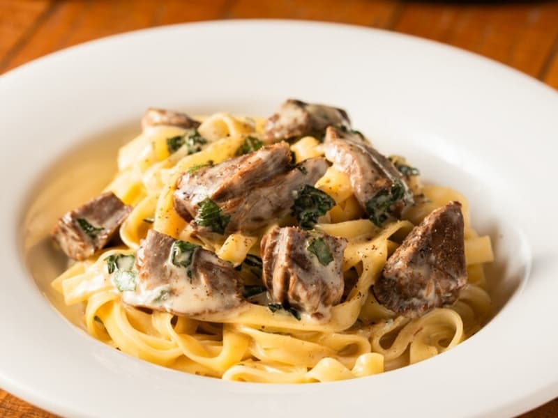 もちもち生パスタにジューシーな牛肉を絡めた、シェフこだわりの一皿