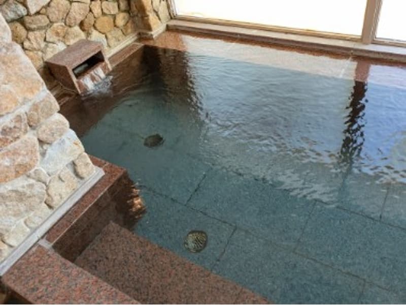 石造りの湯船が落ち着きを添える内湯。