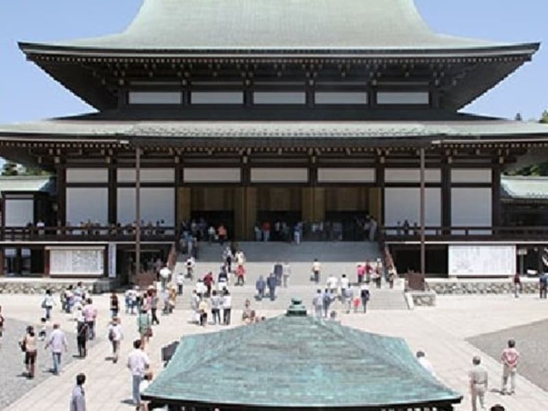 成田山新勝寺では写経体験や座禅など仏教に纏わるアクティビティーを取り揃えております。
（注：シャトルバスは個人利用に限定させていただきます）