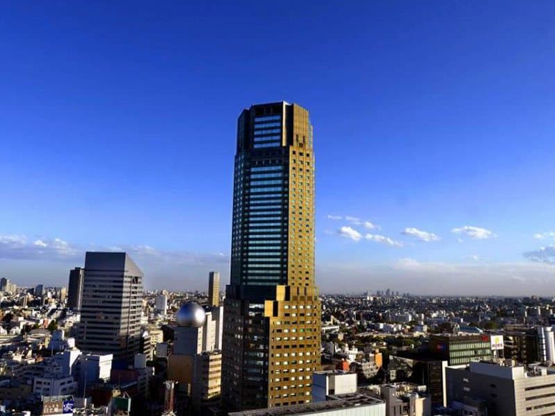 美しい東京の夜景と花と緑に囲まれた上質な空間。ロビーにひとたび足を踏み入れた瞬間、そこには都会の中心にいることを忘れさせてくれる静寂と優雅さが兼ね備えられた独特の空気感が流れています。