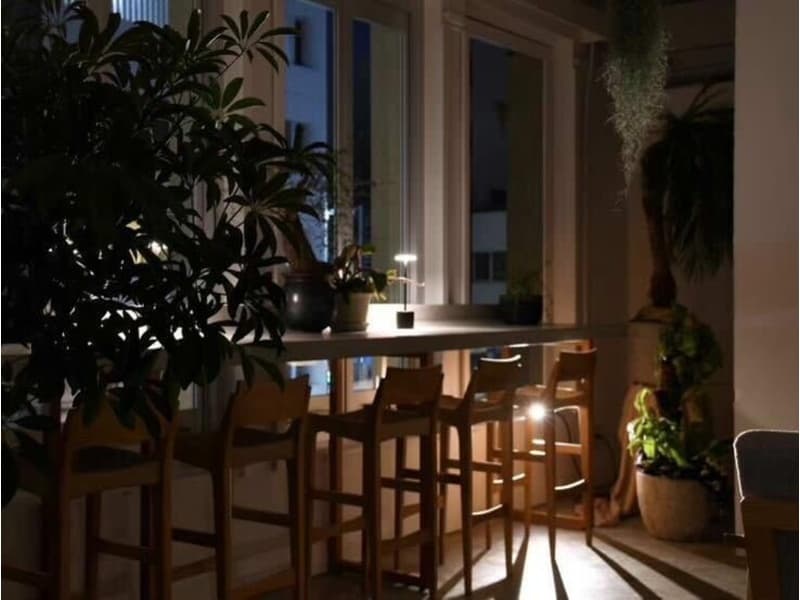 夜のカウンター席