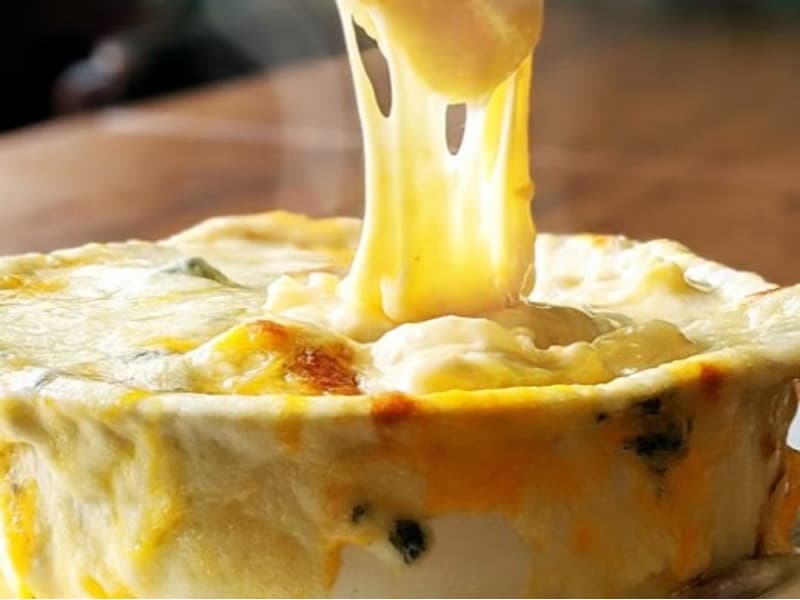 熱々のチーズ料理