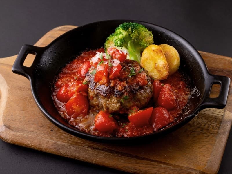 【お料理一例】
ふっくらジューシーな自家製手こねハンバーグ