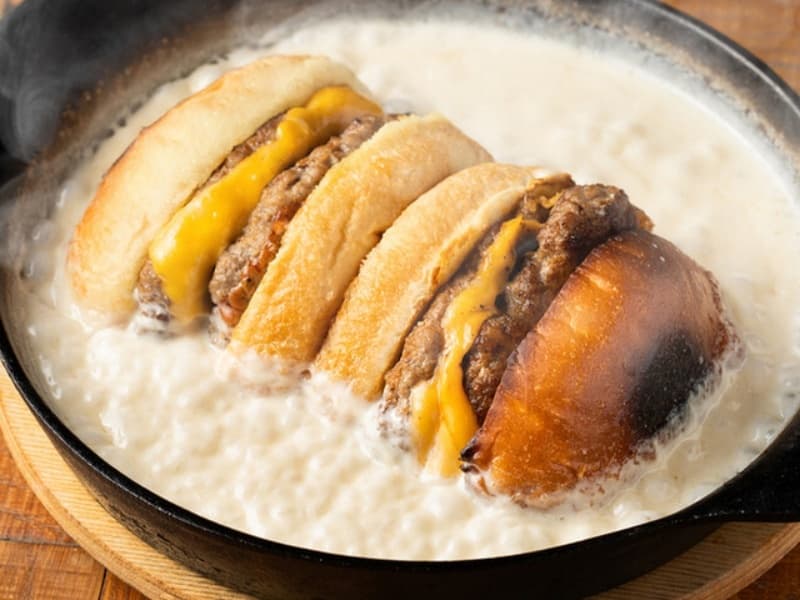 香ばしい焼き色とクリーミーソースが絶品の鉄板料理